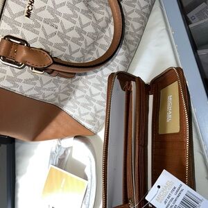 Michael Kors Brand New Medium Handbag w/ Crossbody Strap. Cream & Brown.